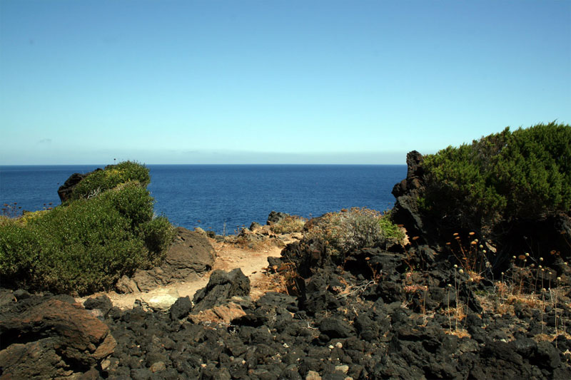 il mare e le rocce di Pantelleria