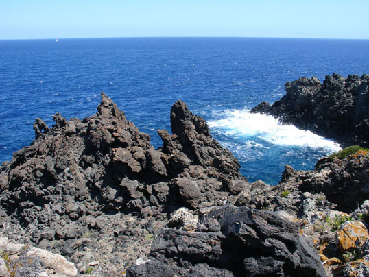 il mare e le rocce di Pantelleria